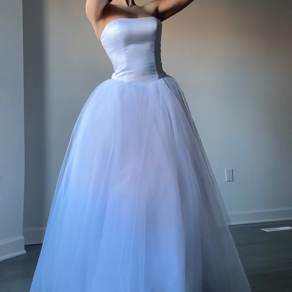 Strapless wedding dress for a classic bride
